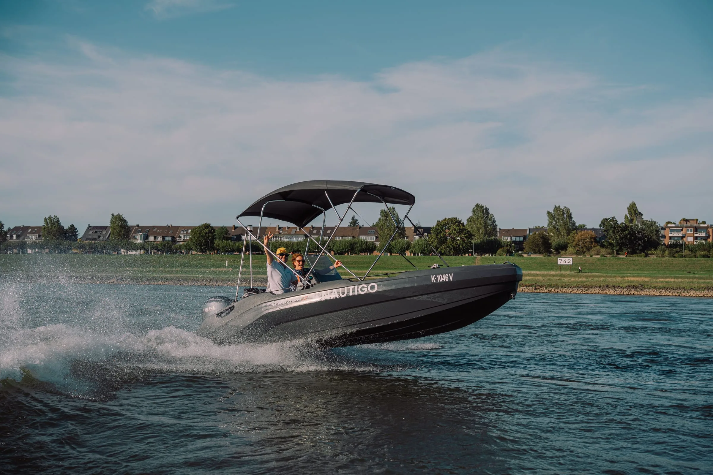 SeaStorm 17 in Fahrt auf dem Rhein mit Bimini-Verdeck