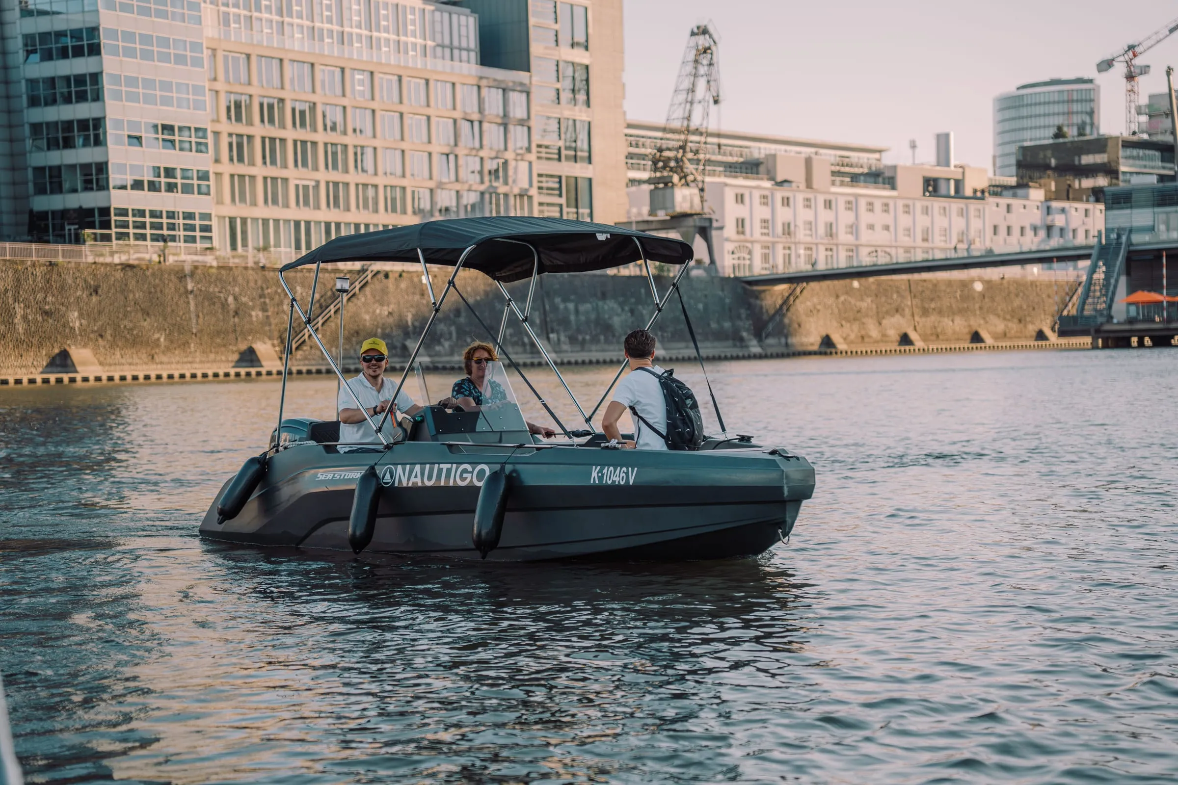 SeaStorm 17 mit gepflegtem HDPE-Rumpf bei langsamer Fahrt im Hafenbecken