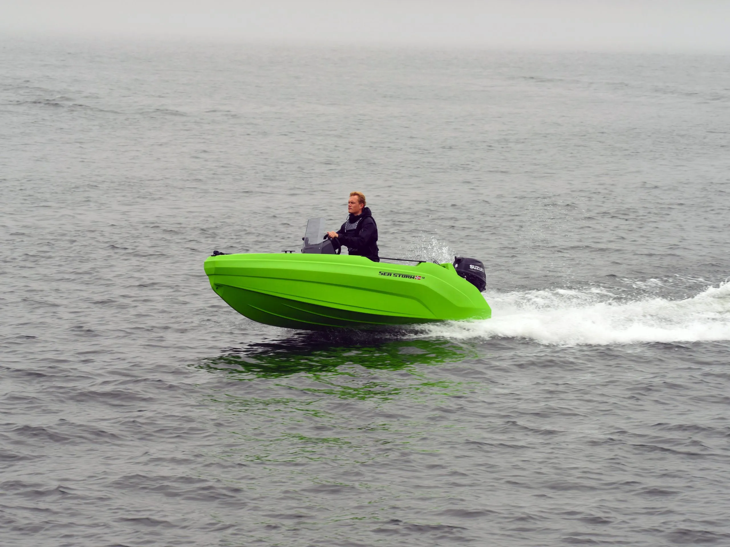 Kompaktes HDPE-Motorboot SeaStorm 12 am Steg, geeignet für führerscheinfreie Motorisierung