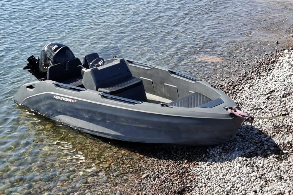 Motorboot mit HDPE-Rumpf am Steg im Hafen, Heck zum Betrachter