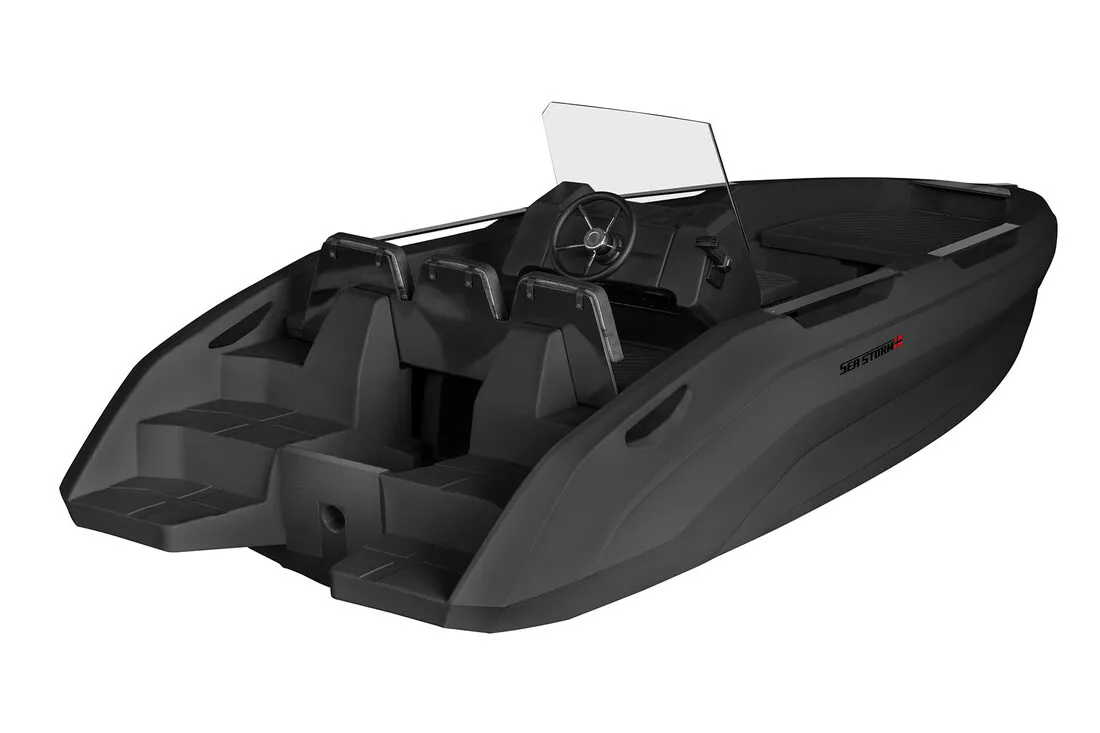 HDPE-Motorboot SeaStorm 17 in Dreiviertelansicht von schräg vorne über dem Wasser